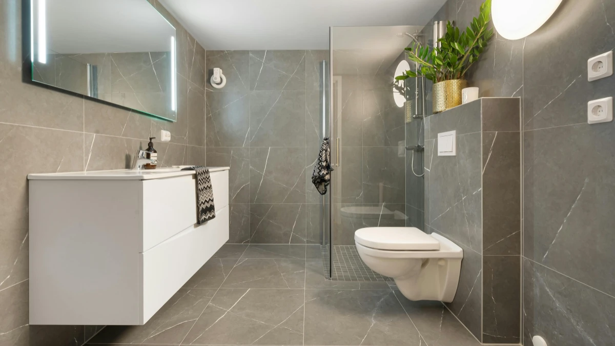 bathroom showing wet area having nice tiles