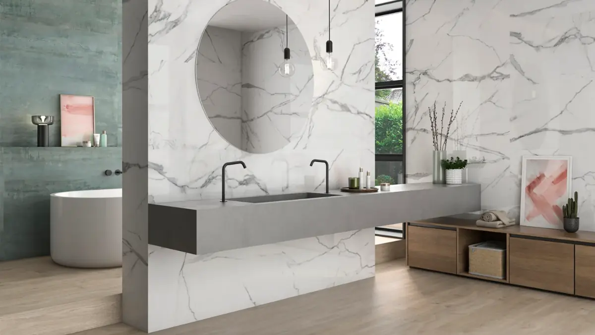 Luxury bathroom with large-format marble-effect porcelain tiles